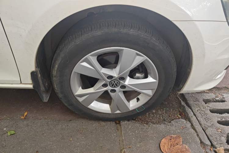 Used Volkswagen Bora 2014 1.4TSI Automatic Comfort Model Right Front Wheel Hub