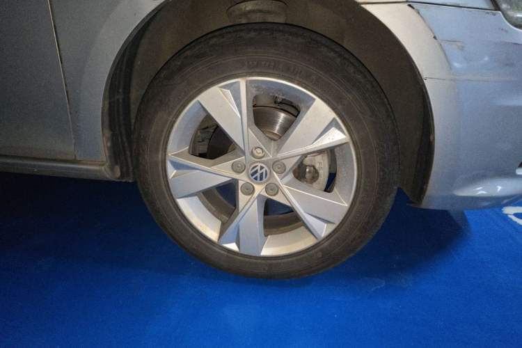 Used Volkswagen Bora 2014 1.6L Automatic Comfort Model Right Front Wheel Hub
