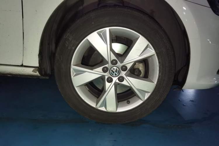 Used Volkswagen Bora 2014 1.6L Manual Comfort Model Right Front Wheel Hub