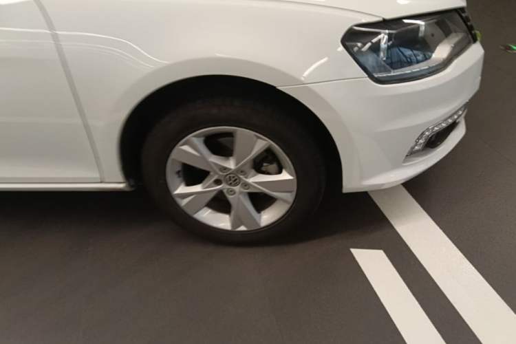 Used Volkswagen Bora 2014 1.6L Automatic Comfort Model Right Front Wheel Hub