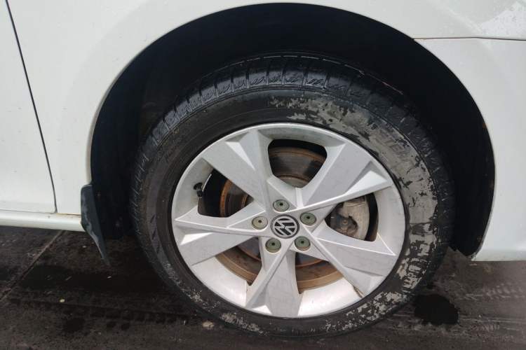 Used Volkswagen Bora 2014 1.6L Manual Comfort Model Right Front Wheel Hub
