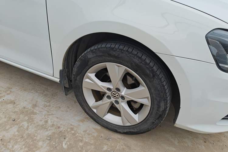 Used Volkswagen Bora 2014 1.6L Manual Comfort Model Right Front Wheel Hub