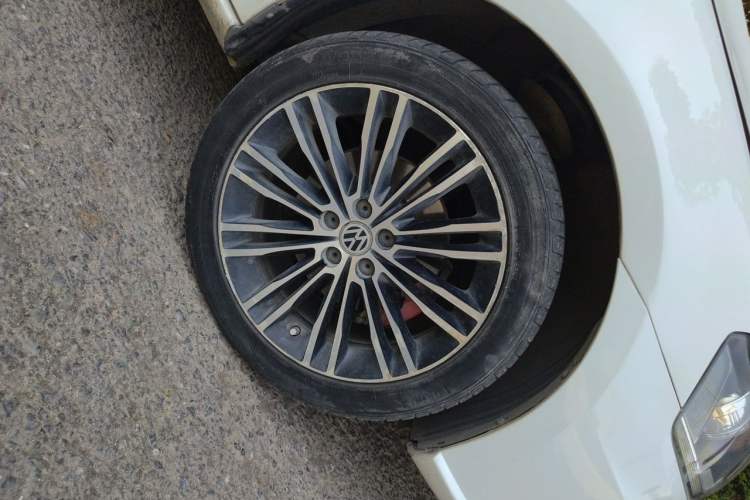 Used Volkswagen Bora 2014 1.4TSI Automatic Sportline Right Front Wheel Hub