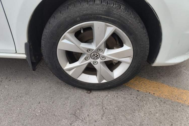 Used Volkswagen Bora 2014 1.6L Manual Comfort Model Right Front Wheel Hub