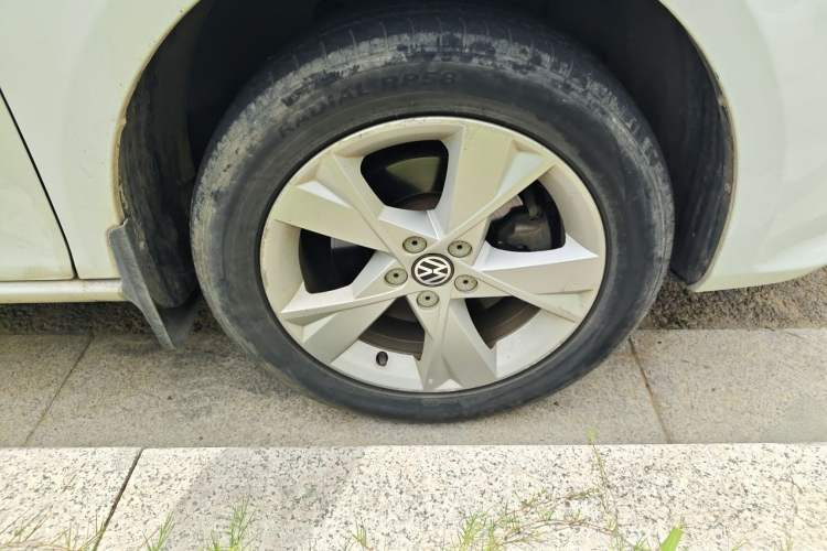 Used Volkswagen Bora 2014 1.6L Manual Comfort Model Right Front Wheel Hub