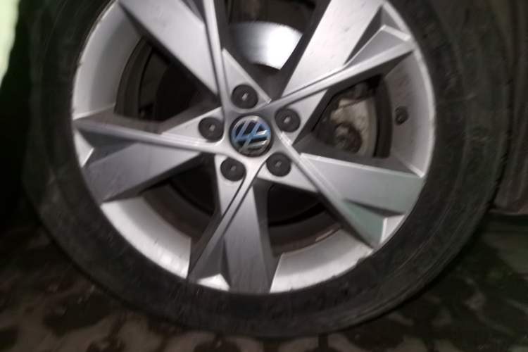 Used Volkswagen Bora 2014 1.6L Automatic Comfort Model Right Front Wheel Hub