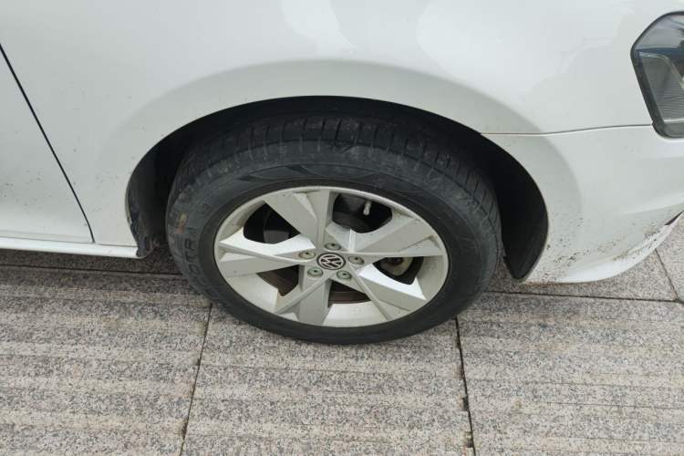 Used Volkswagen Bora 2014 1.6L Manual Comfort Model Right Front Wheel Hub