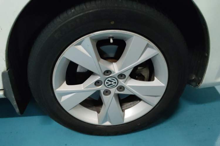 Used Volkswagen Bora 2014 1.6L Automatic Comfort Model Right Front Wheel Hub