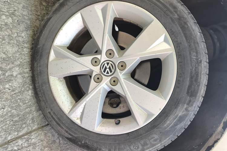 Used Volkswagen Bora 2014 1.6L Automatic Comfort Model Right Front Wheel Hub