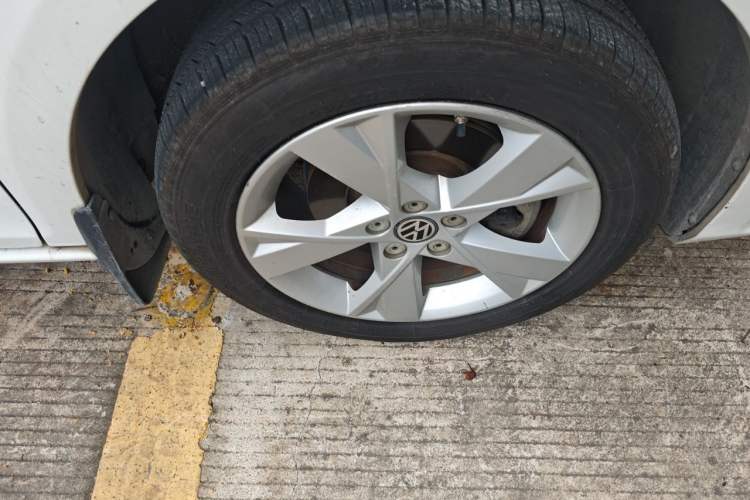 Used Volkswagen Bora 2014 1.6L Automatic Comfort Model Right Front Wheel Hub