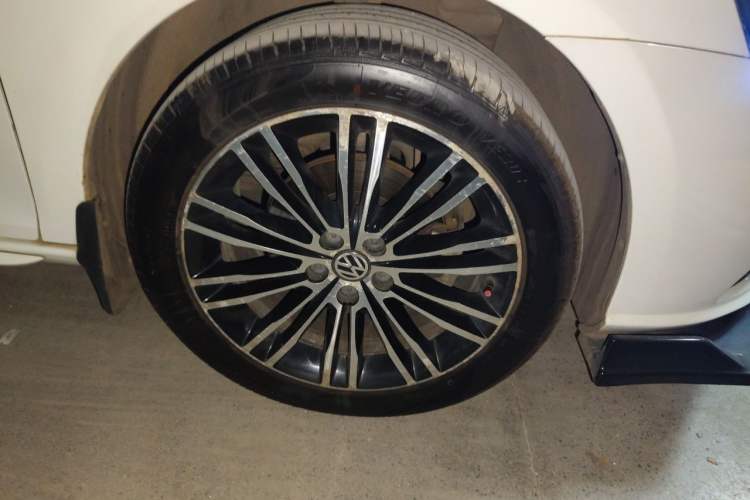 Used Volkswagen Bora 2014 1.4TSI Automatic Sportline Right Front Wheel Hub