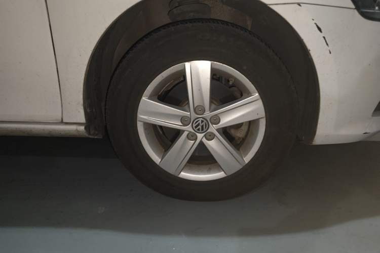 Used Volkswagen Bora 2014 1.6L Automatic Fashion Model Right Front Wheel Hub