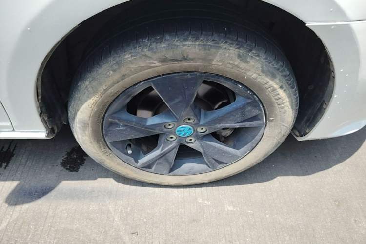 Used Volkswagen Bora 2014 1.6L Automatic Comfort Model Right Front Wheel Hub