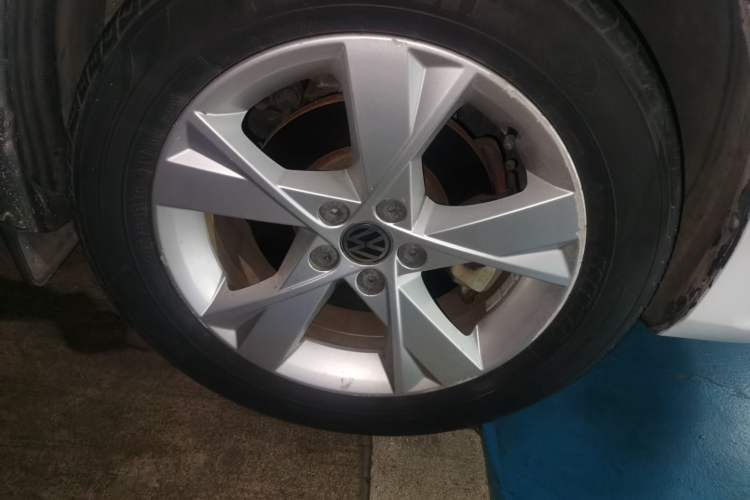 Used Volkswagen Bora 2014 1.6L Automatic Comfort Model Right Front Wheel Hub