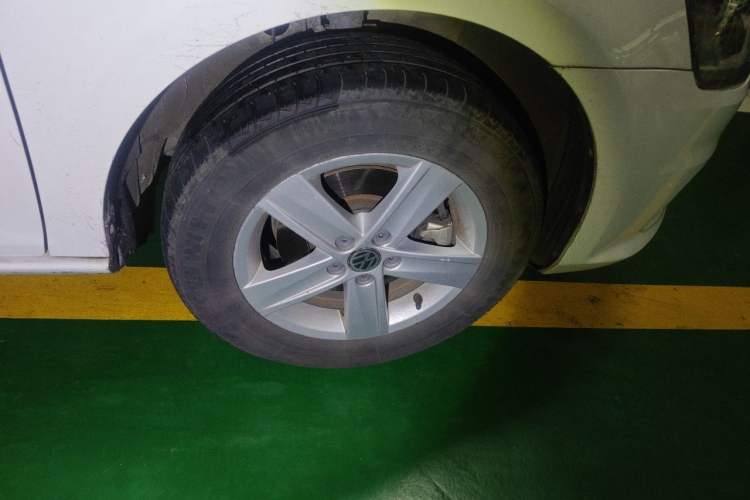 Used Volkswagen Bora 2014 1.6L Manual Fashion Edition Right Front Wheel Hub