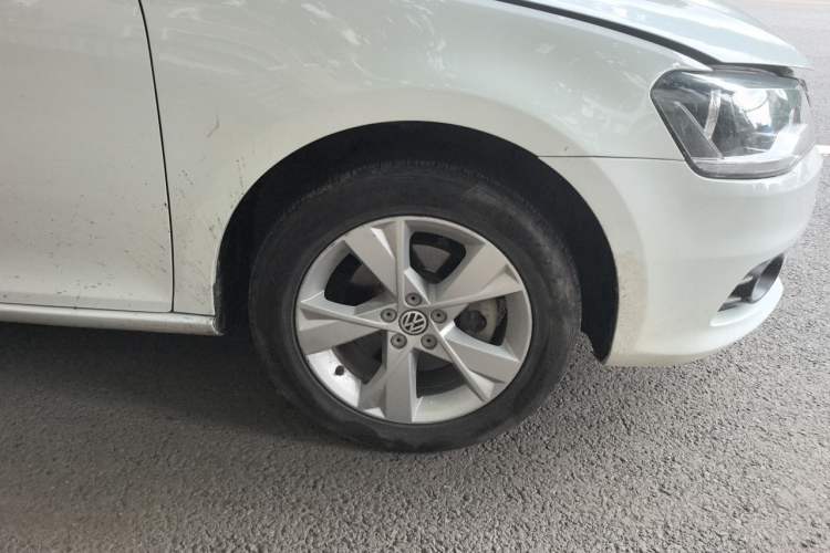 Used Volkswagen Bora 2014 1.6L Manual Comfort Model Right Front Wheel Hub