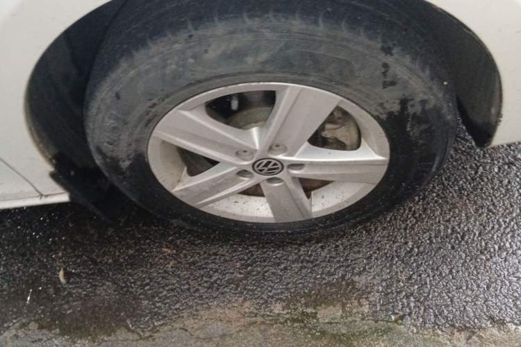 Used Volkswagen Bora 2014 1.6L Manual Fashion Edition Right Front Wheel Hub