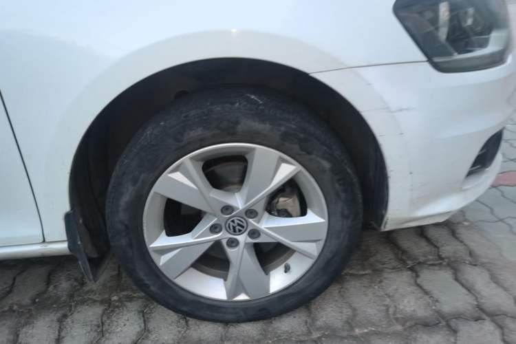 Used Volkswagen Bora 2014 1.6L Manual Comfort Model Right Front Wheel Hub