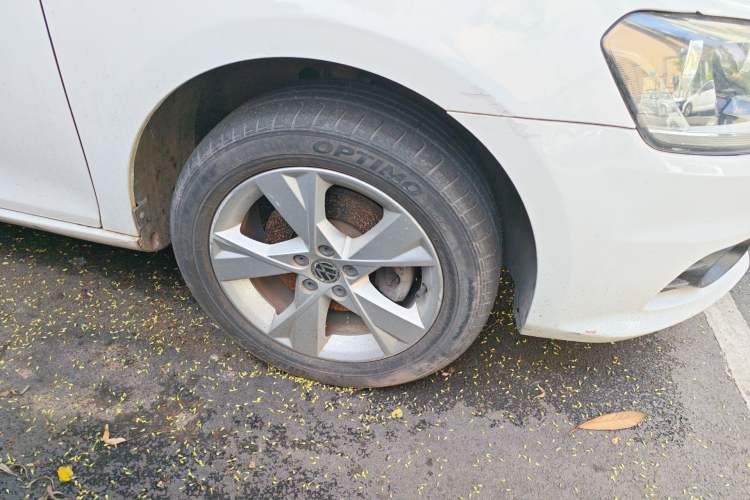 Used Volkswagen Bora 2014 1.6L Manual Comfort Model Right Front Wheel Hub