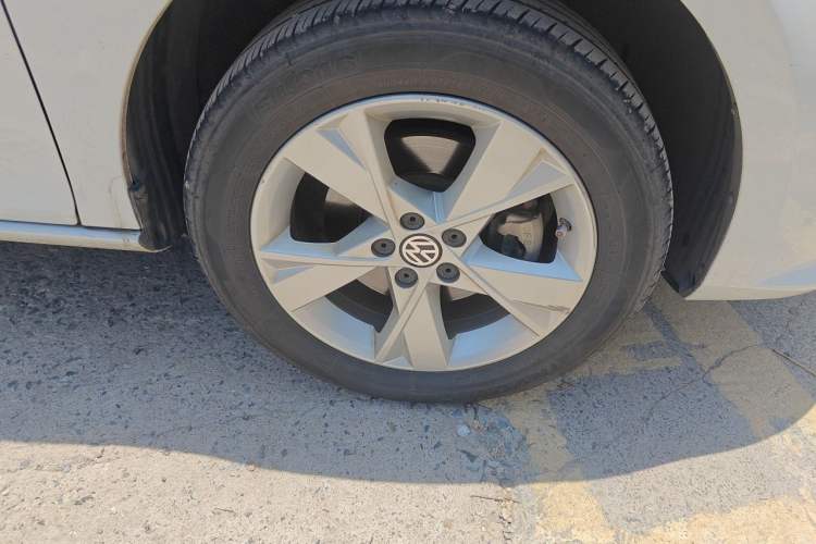 Used Volkswagen Bora 2014 1.6L Automatic Comfort Model Right Front Wheel Hub