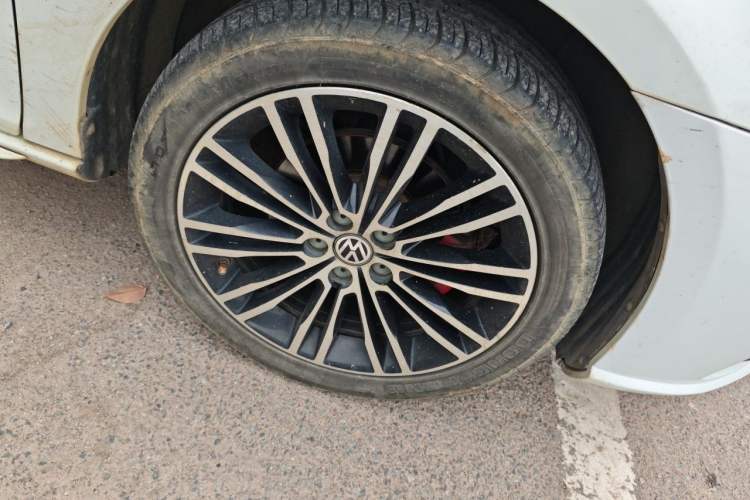 Used Volkswagen Bora 2014 1.4TSI Automatic Sportline Right Front Wheel Hub
