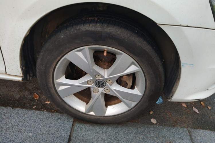 Used Volkswagen Bora 2014 1.6L Automatic Comfort Model Right Front Wheel Hub