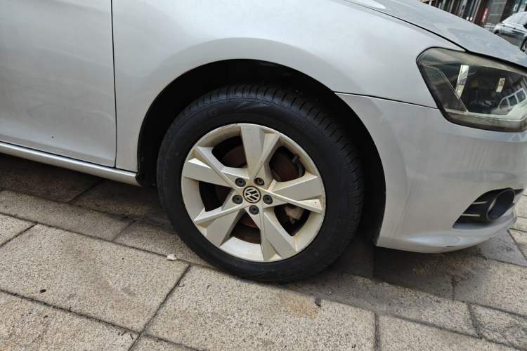Used Volkswagen Bora 2014 1.6L Automatic Comfort Model Right Front Wheel Hub