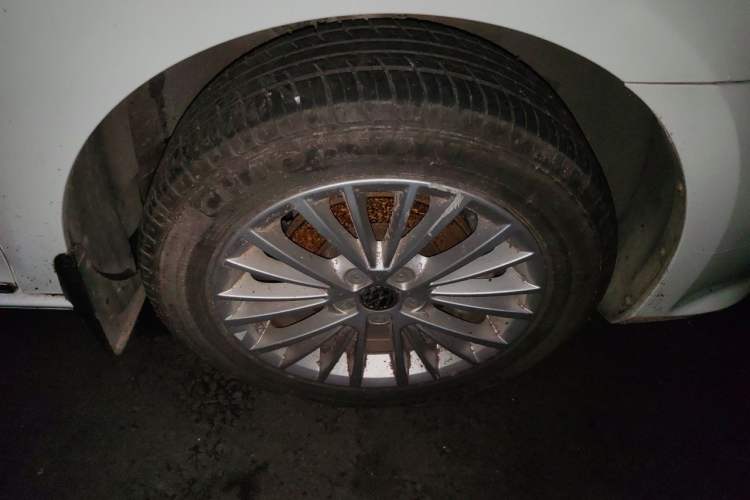 Used Volkswagen Bora 2014 1.6L Automatic Luxury Model Right Front Wheel Hub