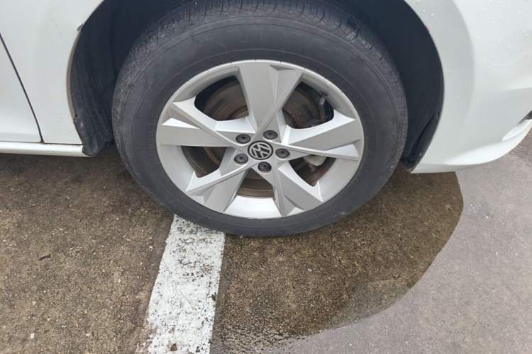 Used Volkswagen Bora 2014 1.6L Automatic Comfort Model Right Front Wheel Hub