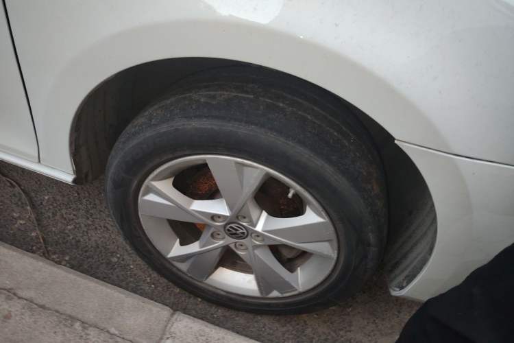 Used Volkswagen Bora 2014 1.6L Manual Comfort Model Right Front Wheel Hub