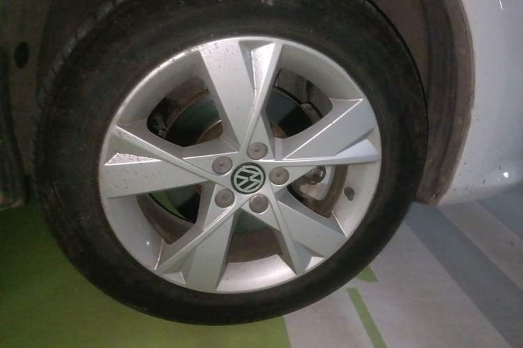Used Volkswagen Bora 2014 1.6L Automatic Comfort Model Right Front Wheel Hub