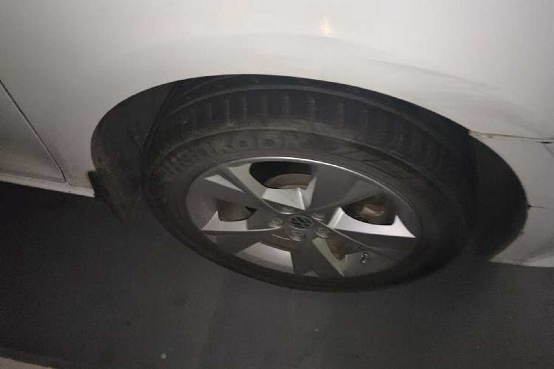 Used Volkswagen Bora 2014 1.6L Manual Comfort Model Right Front Wheel Hub