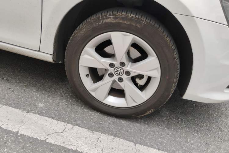 Used Volkswagen Bora 2014 1.6L Automatic Comfort Model Right Front Wheel Hub