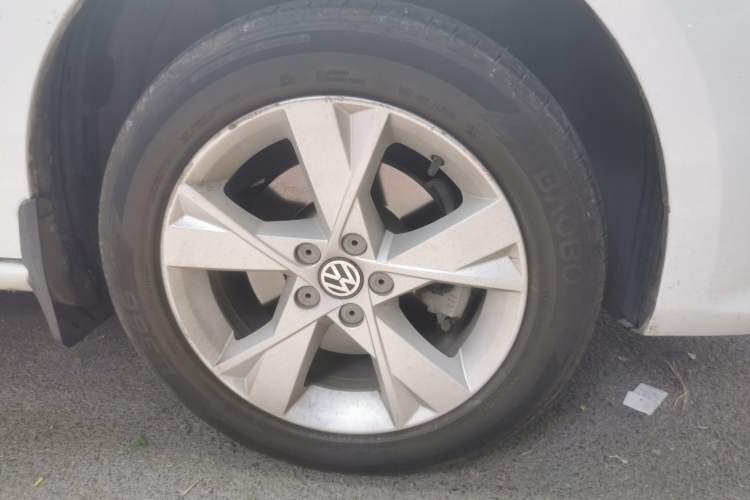 Used Volkswagen Bora 2014 1.6L Automatic Comfort Model Right Front Wheel Hub