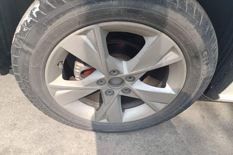 Used Volkswagen Bora 2014 1.6L Manual Comfort Model Right Front Wheel Hub
