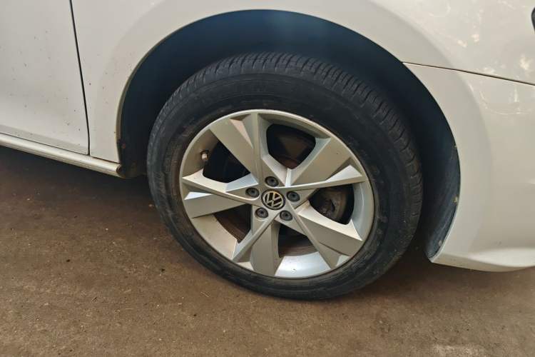 Used Volkswagen Bora 2014 1.6L Manual Comfort Model Right Front Wheel Hub