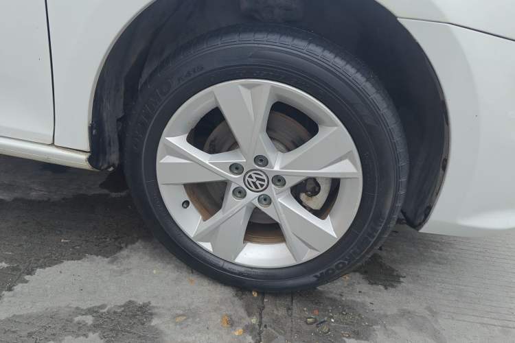 Used Volkswagen Bora 2014 1.6L Automatic Comfort Model Right Front Wheel Hub