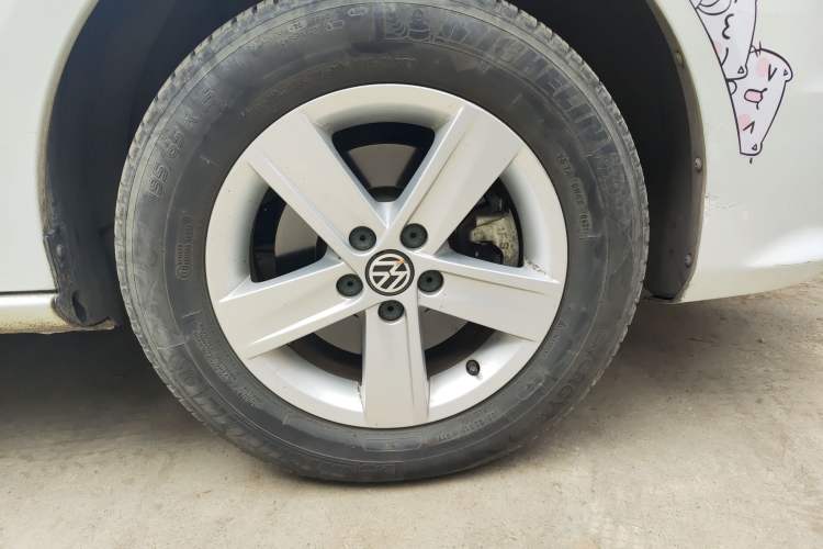 Used Volkswagen Bora 2014 1.6L Automatic Fashion Model Right Front Wheel Hub