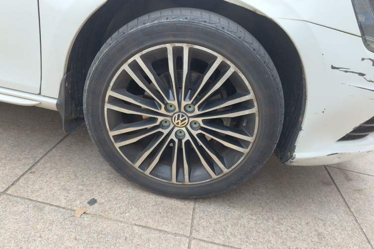 Used Volkswagen Bora 2014 1.4TSI Automatic Sportline Right Front Wheel Hub