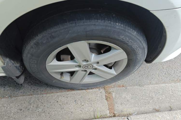 Used Volkswagen Bora 2014 1.6L Automatic Fashion Model Right Front Wheel Hub