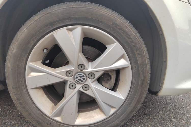 Used Volkswagen Bora 2014 1.6L Automatic Comfort Model Right Front Wheel Hub