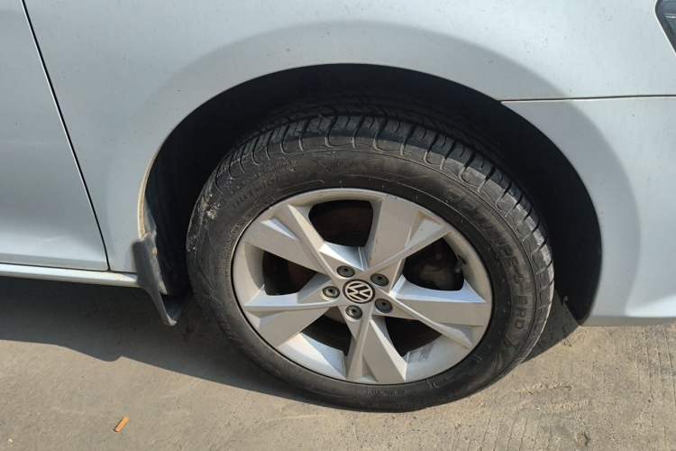 Used Volkswagen Bora 2014 1.6L Manual Comfort Model Right Front Wheel Hub
