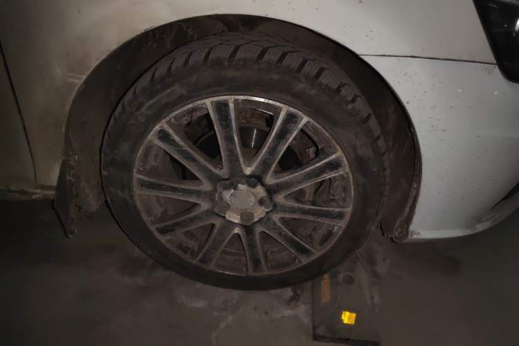 Used Volkswagen Bora 2014 1.4TSI Manual Sportline Right Front Wheel Hub