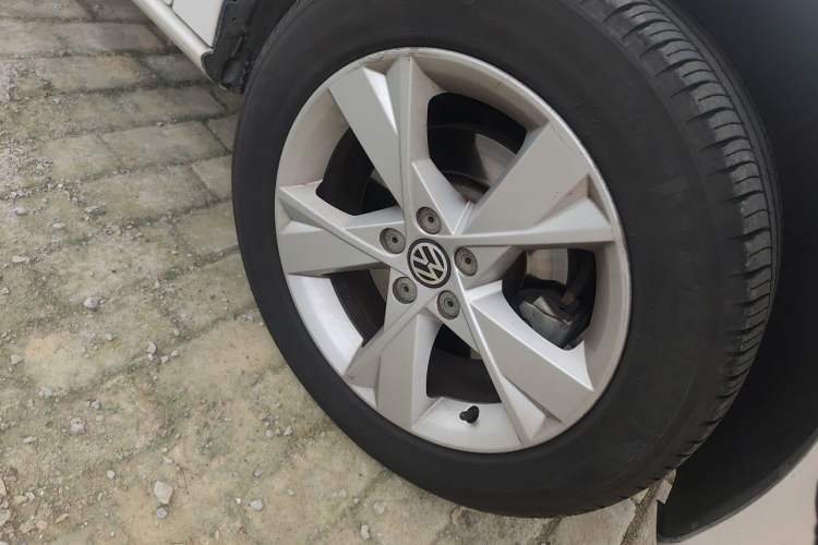 Used Volkswagen Bora 2014 1.4TSI Automatic Comfort Model Right Front Wheel Hub