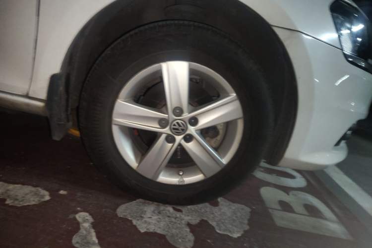Used Volkswagen Bora 2014 1.6L Automatic Fashion Model Right Front Wheel Hub