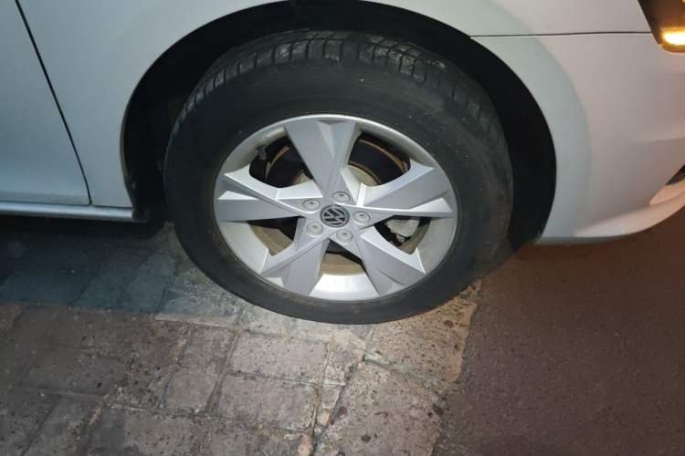 Used Volkswagen Bora 2014 1.6L Automatic Comfort Model Right Front Wheel Hub