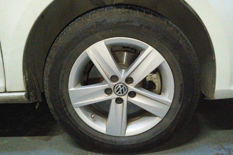 Used Volkswagen Bora 2014 1.6L Automatic Fashion Model Right Front Wheel Hub