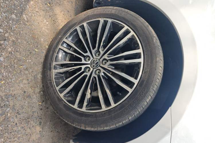 Used Volkswagen Bora 2014 1.4TSI Automatic Sportline Right Front Wheel Hub
