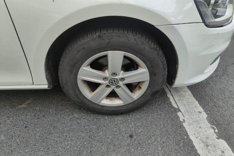 Used Volkswagen Bora 2014 1.6L Automatic Fashion Model Right Front Wheel Hub