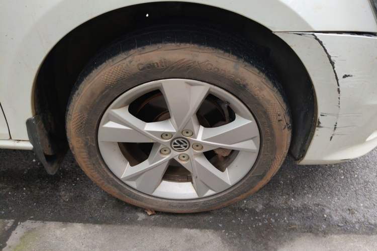 Used Volkswagen Bora 2014 1.4TSI Automatic Comfort Model Right Front Wheel Hub